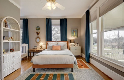 Lockhart House | Historic family home - short stroll to Lockhart's Downtown Square.