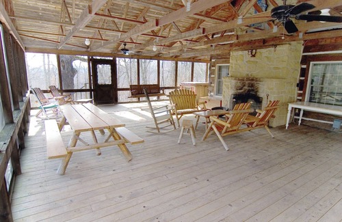 Clendenin House | Historic Farm Retreat, Perfect For A Getaway