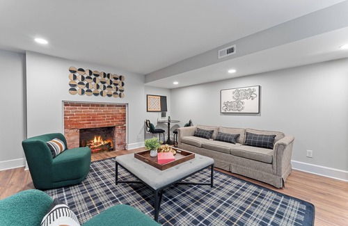 Bowling Green House | Historic Farmhouse Mansion w/8 working fireplaces