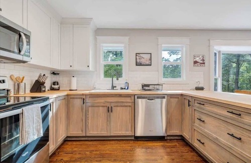 Roanoke House | Historic Farmhouse|5 acres|Hot Tub| Parkway Access
