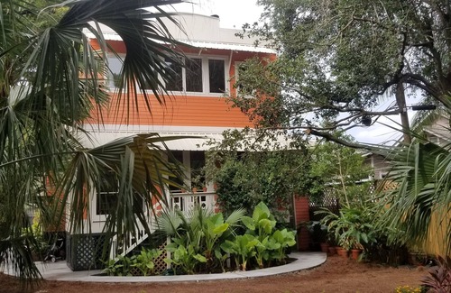 Marlyville - Fontainebleau Apartment | Historic Farmhouse Uptown Near Tulane University
