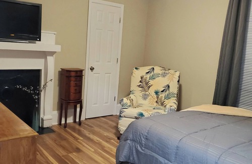 Greenville Apartment | Historic feel Chestnut near ECU, Hospital, & Uptown Greenville
