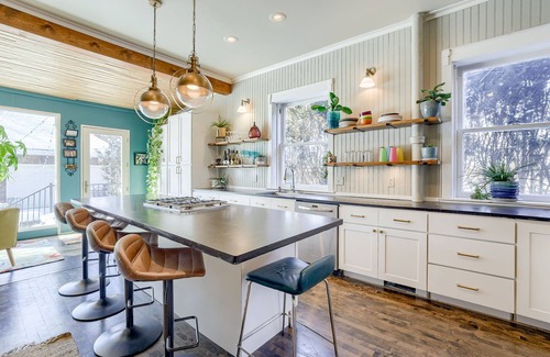 Southeast Omaha House | Historic Field Club Retreat Spacious Stay for 12