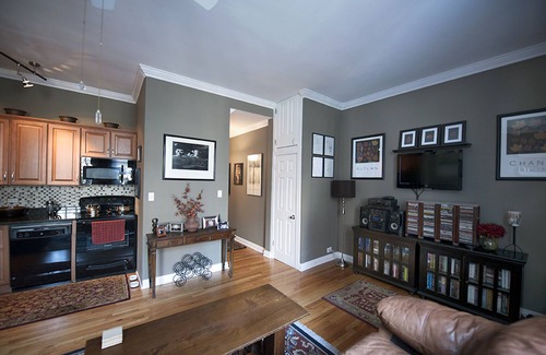 Gold Coast Condo | Historic Gold Coast Condo - Half Block From Beach & Major Attractions