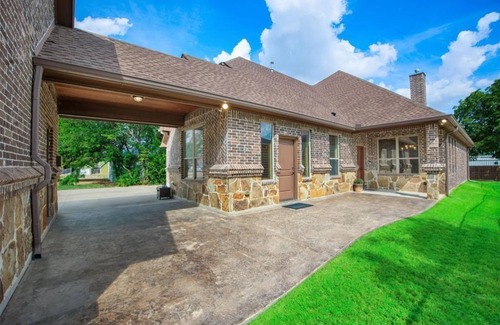 Grapevine House | Historic Grapevine 3-bedroom house 4 minutes walk to Historic main street.