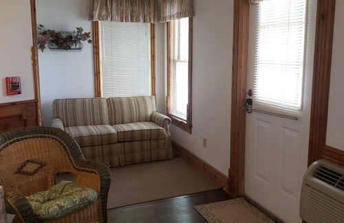 Bartlett House | Historic Hardware Inn with River Views: Suite 103