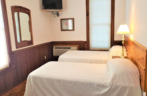 Bartlett Cabin | Historic Hardware Inn with River Views: Suite 200