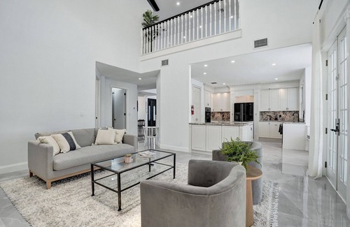 Hollywood Lakes Villa | Historic Hollywood Mansion 5 Minutes to the Beach