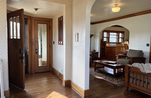 Hutchinson House | Historic home in downtown. Walkable. Sleeps 10. Wedding prep area available!