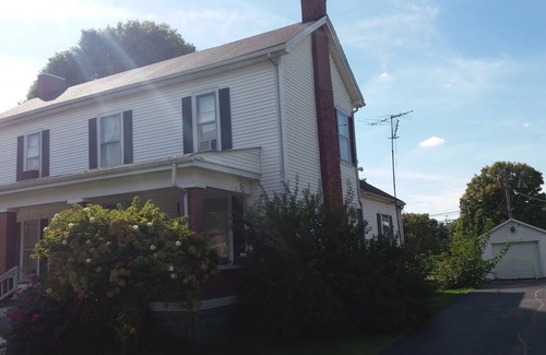 Woodburn House | Historic Home in Woodburn - Sleeps 7!