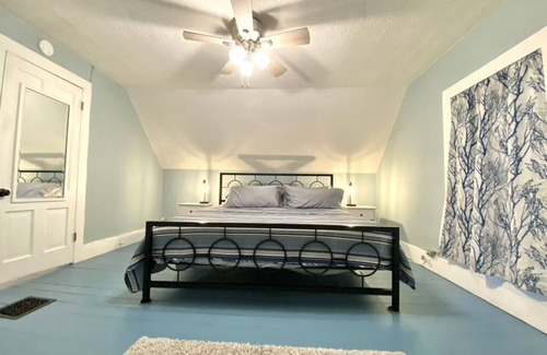 Carlinville House | Historic Home near Blackburn and Square - two king beds, washer/dryer, spacious