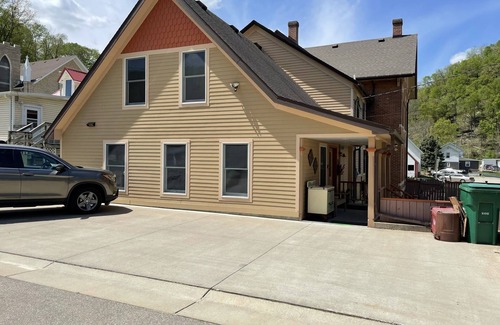 McGregor House | Historic home on the Mississippi River; Families and friends gather here