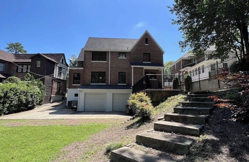 Tuscaloosa House | Historic Home, Parks 6 Cars, 2min walk to the Strip, then 10 min Stadium Stroll.