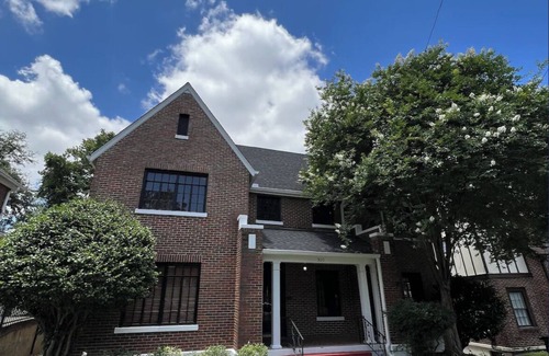 Tuscaloosa House | Historic Home, Parks 6 Cars, 2min walk to the Strip, then 10 min Stadium Stroll.