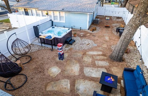 Granbury House | Historic Home Right off the Granbury Square