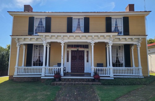 Milton House | Historic home, Sleeps 10, VIR 2 miles,Hyco lake 8 mi., Fire Pit, Historic Milton