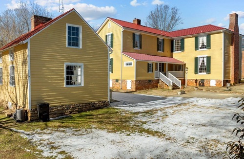 Milton House | Historic home, Sleeps 10, VIR 2 miles,Hyco lake 8 mi., Fire Pit, Historic Milton