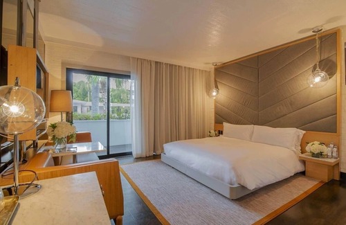 Hollywood Hotel | Historic Hotel Steps from Hollywood Walk of Fame & Dolby Theatre