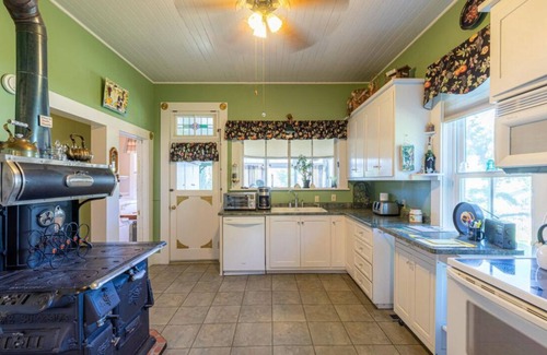 Mount Shasta House | Historic House near Downtown Mt Shasta