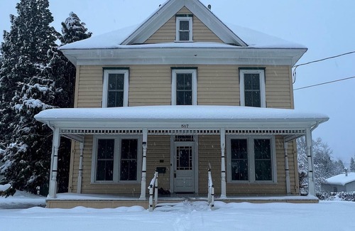 Mount Shasta House | Historic House near Downtown Mt Shasta