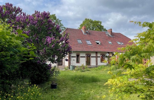 Karow Apartment | Historic house under lime trees with natural garden. Family-friendly.