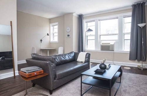 East Hyde Park Apartment | Historic HP 1BR with Fast Transit to UChicago