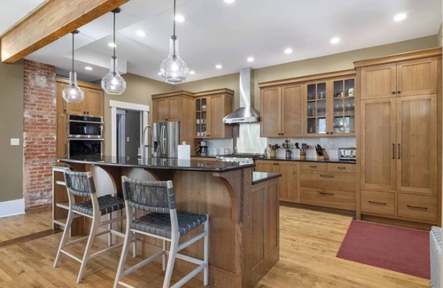 Historic Livingston House | Historic Livingston Castle: Victorian Retreat with Modern Comforts