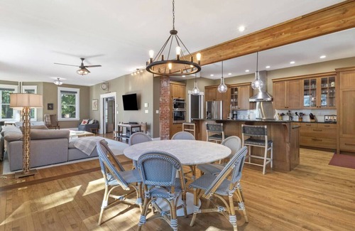 Historic Livingston House | Historic Livingston Castle: Victorian Retreat with Modern Comforts