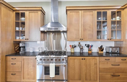Historic Livingston House | Historic Livingston Castle: Victorian Retreat with Modern Comforts