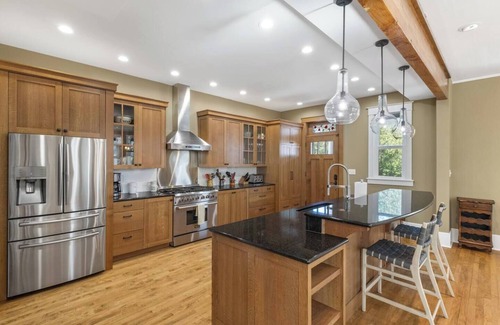 Historic Livingston House | Historic Livingston Castle: Victorian Retreat with Modern Comforts