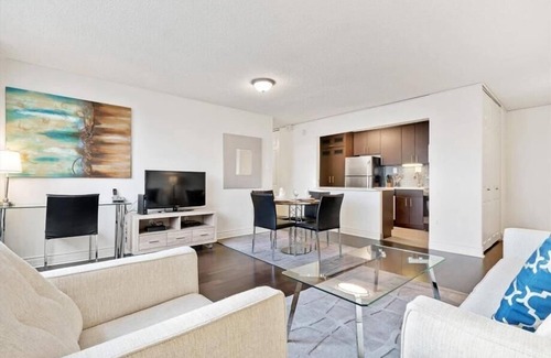 Rittenhouse Row Apartment | Historic location | 1BR nr City Center | Deck & Grill