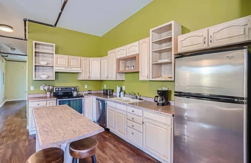 Ballpark Apartment | Historic Loft in Ballpark 30 Day Stay, Sleeps 4