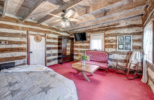 Fredericksburg Bed & Breakfast | Historic Log Cabin, 2 bedroom, built in 1860s original on site. Great views!