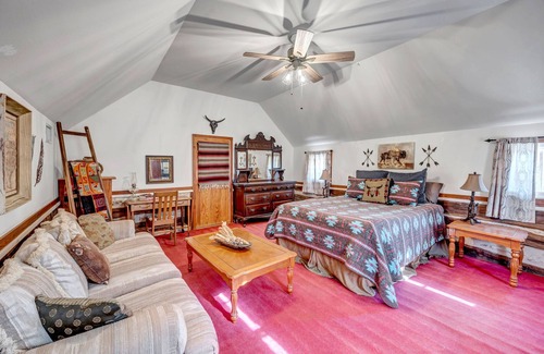 Fredericksburg Bed & Breakfast | Historic Log Cabin, 2 bedroom, built in 1860s original on site. Great views!