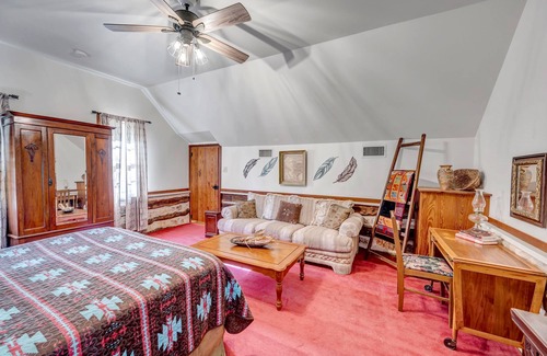 Fredericksburg Bed & Breakfast | Historic Log Cabin, 2 bedroom, built in 1860s original on site. Great views!