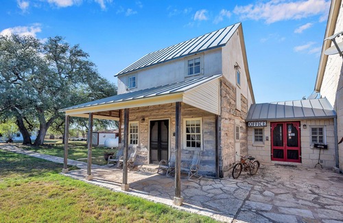 Fredericksburg Bed & Breakfast | Historic Log Cabin, 2 bedroom, built in 1860s original on site. Great views!