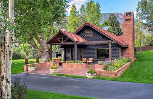 Basalt House | Historic Log Cabin Lodge near downtown Basalt, easy walk to the 2 rivers