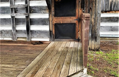 Buena Vista Cabin | Historic Log Cabin on 250 Acres