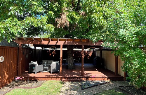 Kessler House | Historic Maisie's Bungalow with No-Climb Treehouse Deck!