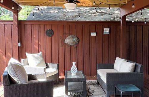 Kessler House | Historic Maisie's Bungalow with No-Climb Treehouse Deck!