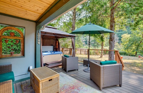 Mapleton Cottage | Historic Mapleton Cottage w/River Views & Hot Tub