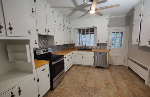 Sanford House | Historic Mayor`s Manor | 2 King Bds Fenced Yard