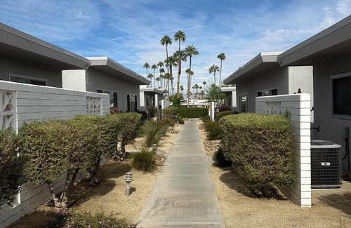 Canyon Corridor Condo | Historic Mid Century Modern Villa Roma 2-bedroom South Palm Springs