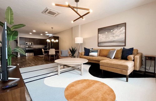 Hot Springs Apartment | Historic & Modern! Walk to Restaurants, Moccasin Springs + Huge Suite w/Kitchen