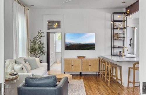 Cannonborough Elliotborough House | Historic, newly renovated, 1 block off upper King St, Morris A