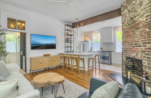 Cannonborough Elliotborough House | Historic, newly renovated, 1 block off upper King St, Morris A