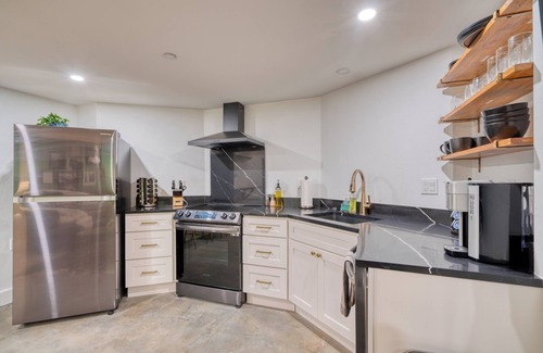 Alphabet Historic District Apartment | Historic Nob Hill 2BR | Prime Walkable Spot