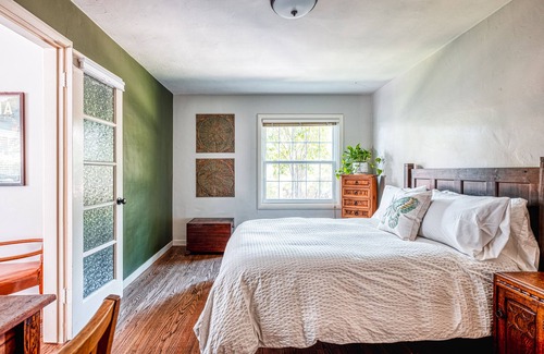 West Sacramento Apartment | Historic Oaks Hideaway-Great Location w/ Yard