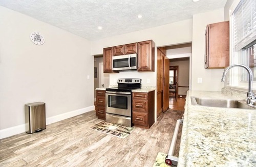 Auburndale Apartment | Historic Private Auburndale Retreat Near Boston!