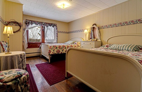 Winter Cabin | Historic prohibition Lodge next to golf course with private beach